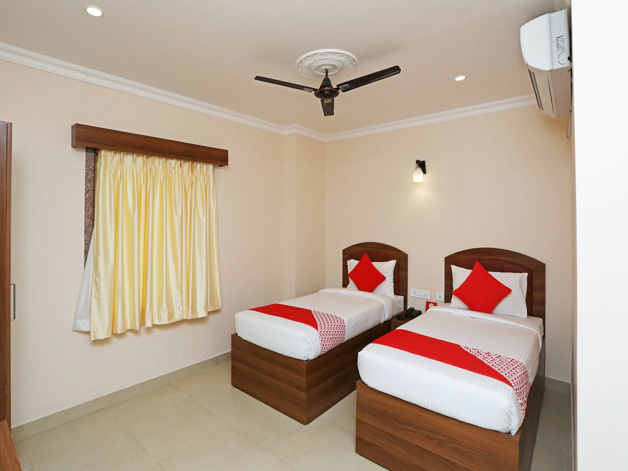 Oyo 13528 Kumud Plaza Hotel Bhubaneswar Exterior foto